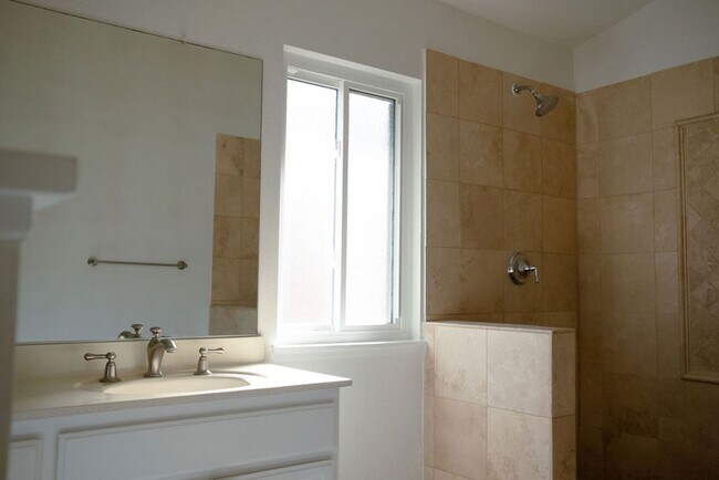 Building Photo - Gorgeous 3 Bedroom 3 Bathroom Corona Home ...