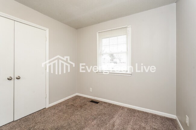 Building Photo - 1708 Cedrow Dr