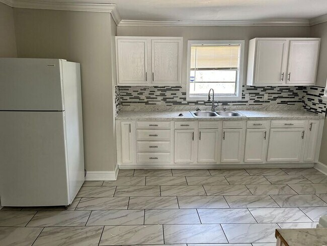 Building Photo - 525 Selma Rd