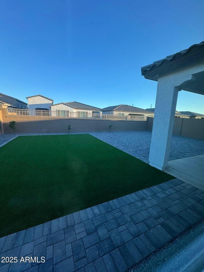 Building Photo - 3300 E Ranchhand Dr
