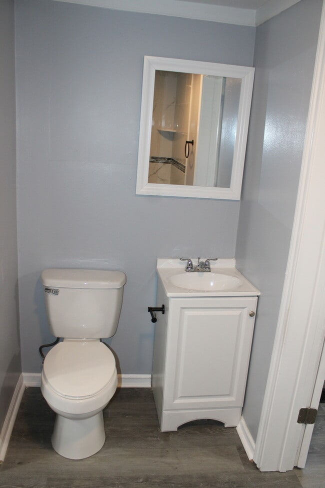 Building Photo - Cozy 3-bedroom, 1 full bath with vanity home located in Kansas City, MO.