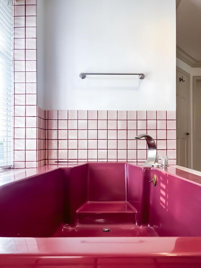 Building Photo - Unbelievable Furnished Studio Lease in WeH...