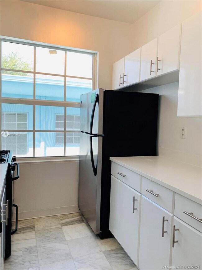Building Photo - 2840 Pine Tree Dr