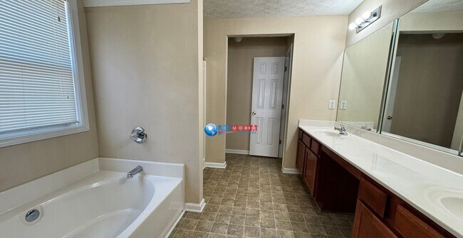 Building Photo - 3-bedroom house in Lawrenceville