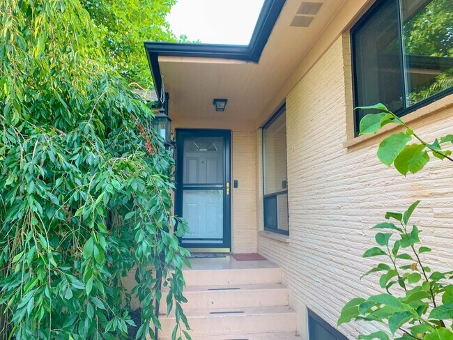 Building Photo - Spacious 4 bedroom house on a quiet North Ballard/Crown Hill  location