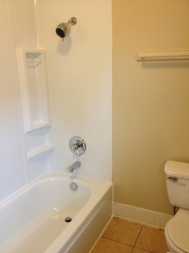 Building Photo - 4224-4224 N Commercial Ave