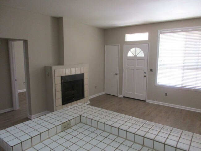 Building Photo - Mira Mesa - Canyon Bluff Complex - 2 Bed 2...