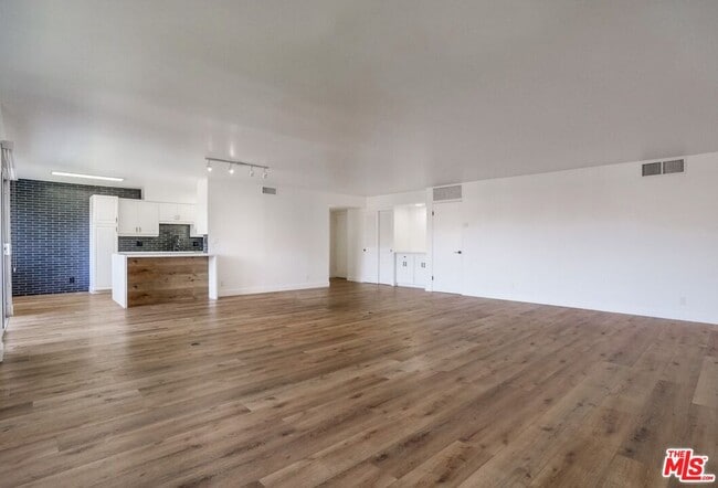 Building Photo - 435 N Oakhurst Dr