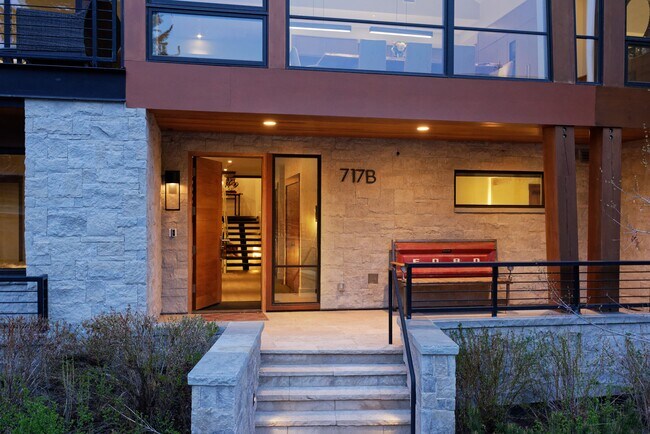 Building Photo - 717 S Aspen St