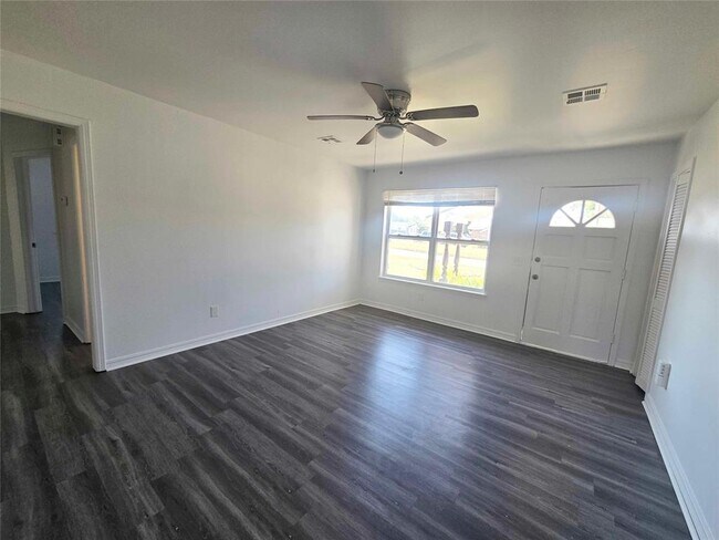 Building Photo - 3325 Beechwood Dr