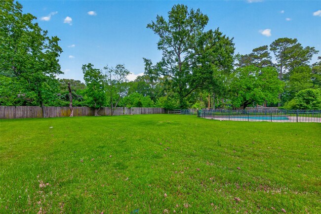 Building Photo - 1701 Mistletoe Ln