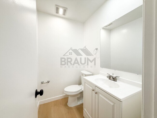 Building Photo - 6039 Whitsett Ave