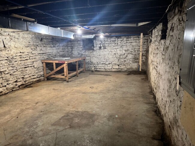 Building Photo - 2 Bedroom 1 1/2 Bath Beautifully Renovated Home in Historic Huffman Area