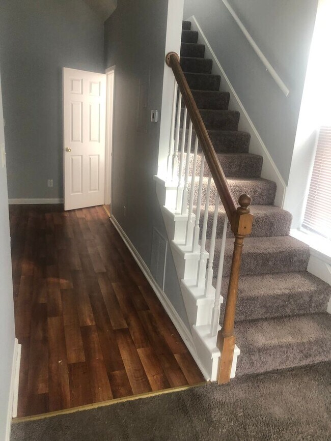 Building Photo - 211 W Hill St