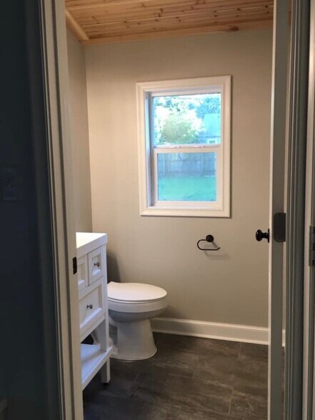 half bath - 1338 S Yale Ave