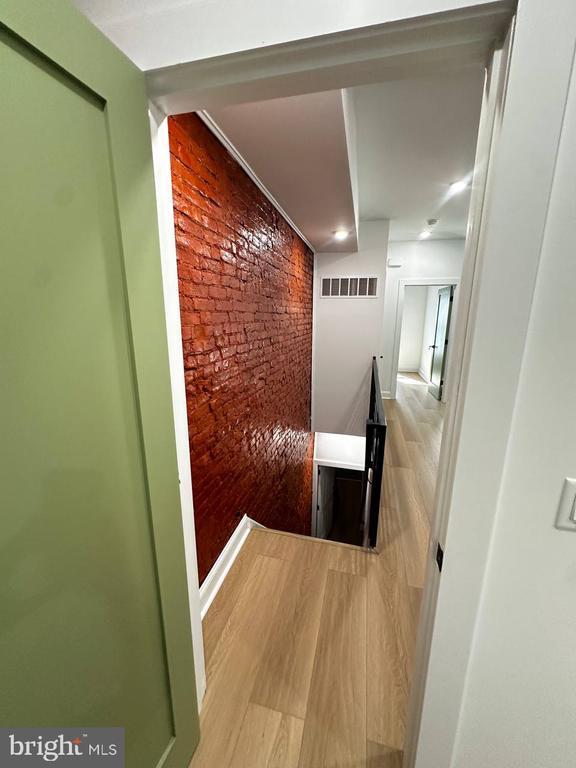 Building Photo - 1229 W Somerset St