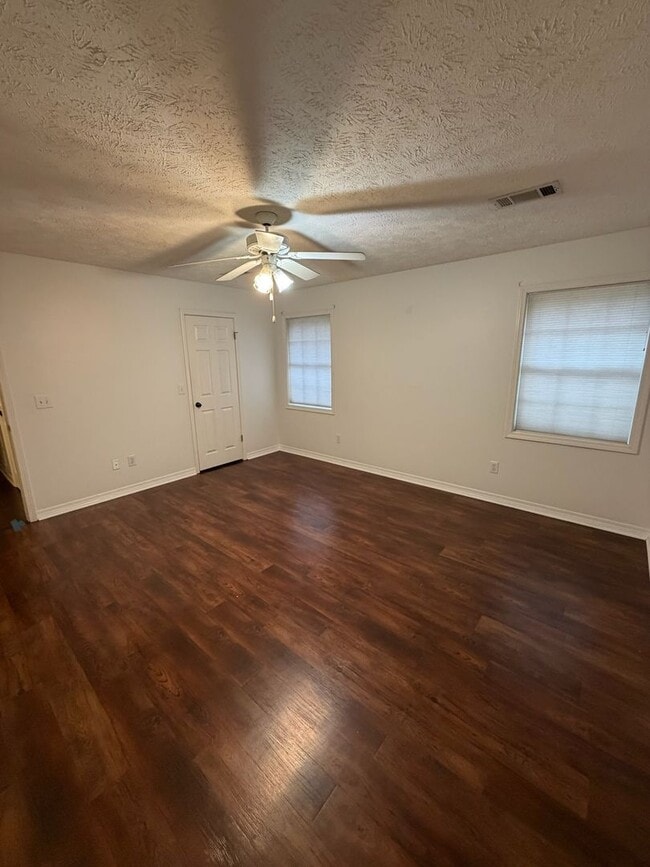 Building Photo - 2 story 3 bed/ 2.5 bath home