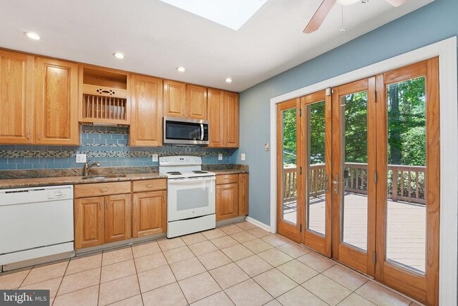 Building Photo - 8609 Woodview Dr