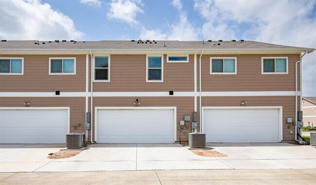 Building Photo - 2308 Davenport Dr