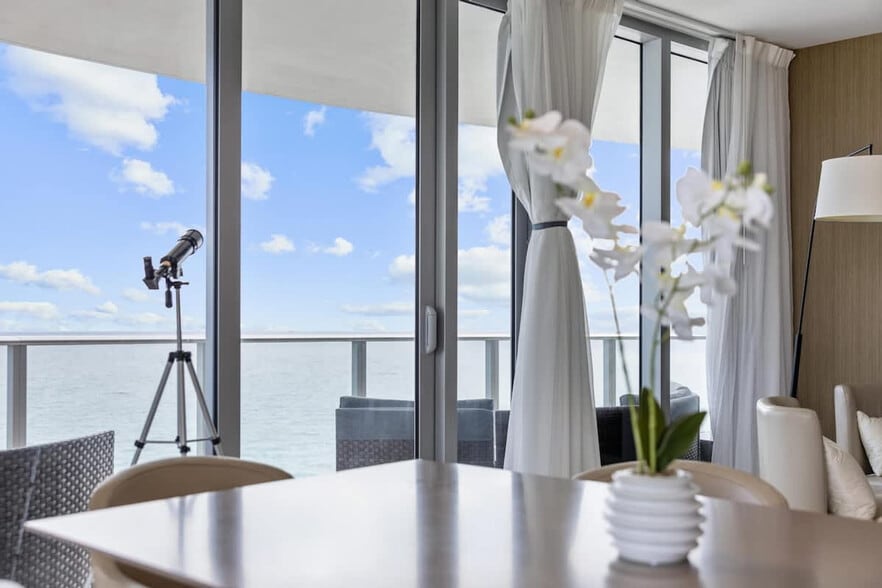 Building Photo - 4011 S Ocean Dr