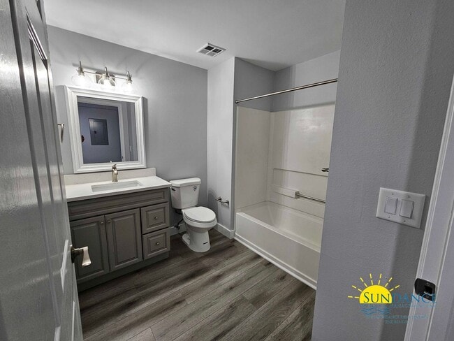 Building Photo - Fully Renovated 2 Bedroom Unit in Destin!