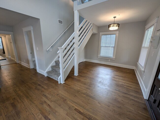 Building Photo - 809 N Hyer Ave