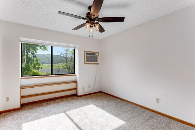 Building Photo - Cozy Condo in Convenient Location with Mou...