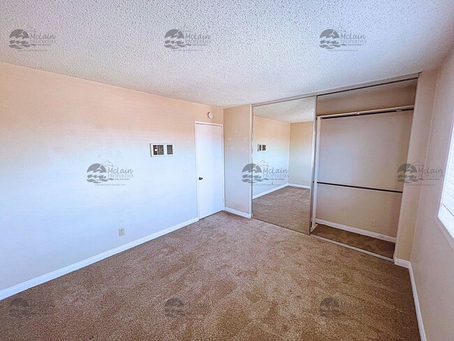 Building Photo - 3 Bed/2 Bath Two Story Townhome in Gated Community