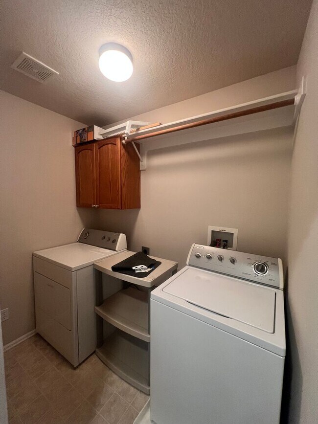 Building Photo - 863 SE Bayshore Cir