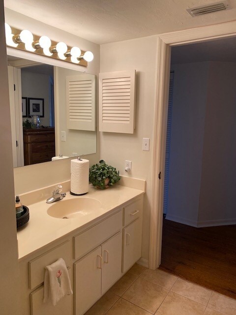 Guest bath - 15171 Cedarwood Ln