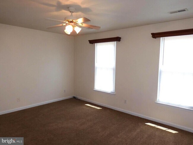 Building Photo - 8566 Kingsway Dr