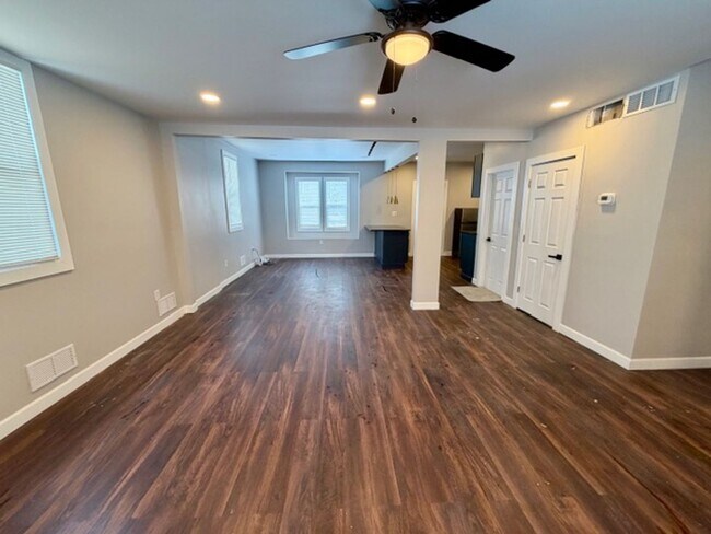 Building Photo - For Lease : 5 bedroom 1 1/2 bathroom fully renovated home in nice area. Call KPM 313-429-3244