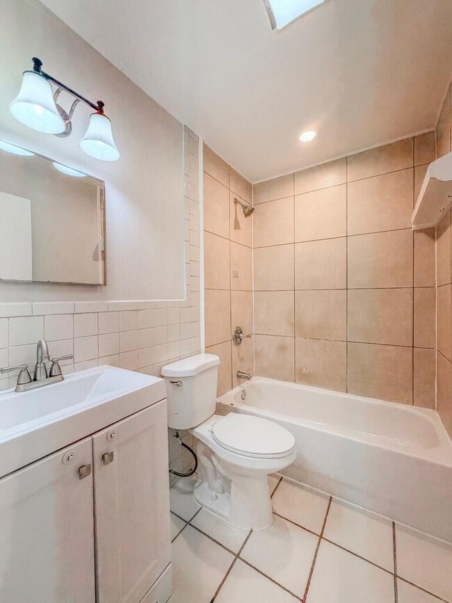 Building Photo - 2028 Major Dr