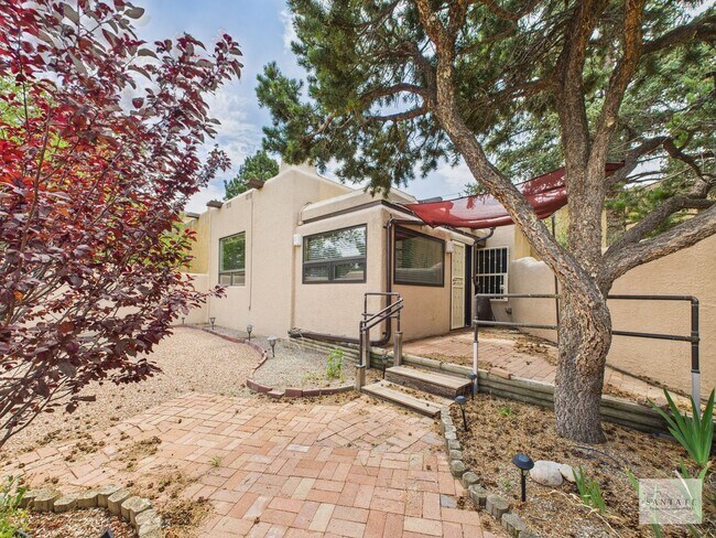 Building Photo - Two Bedroom Single Family Home Available Now!