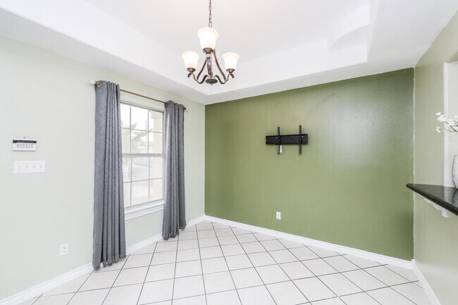 Building Photo - 1000 Ranchway Dr