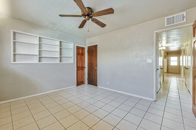 Building Photo - 727 E Vista Del Cerro Dr