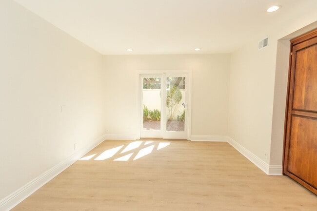 Building Photo - 4 Bedroom / 3 Bathroom Home With Panoramic...