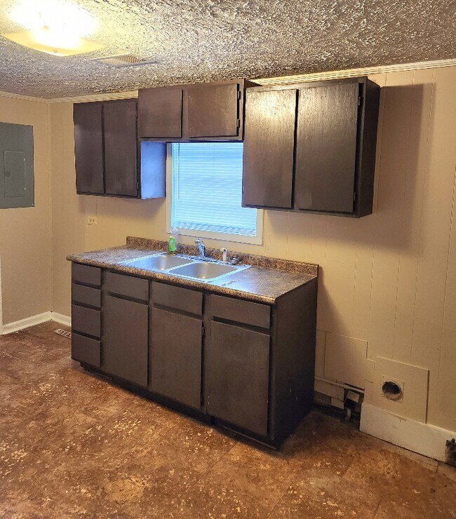 Building Photo - 630 Morrow Ave