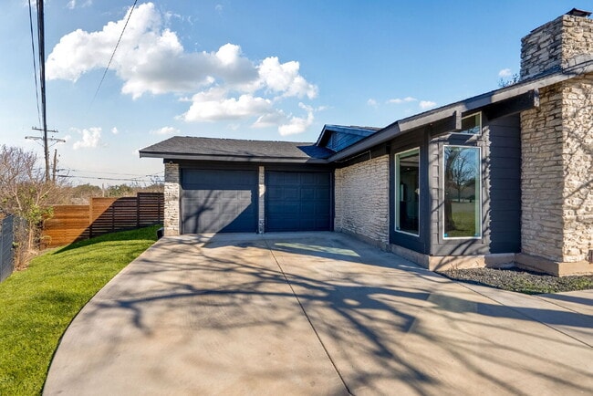 Building Photo - Gorgeous New Remodel with a Bright and Open Floorplan
