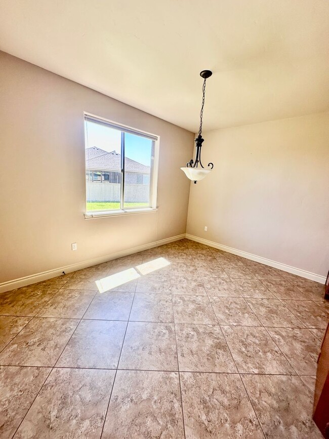 Building Photo - Spacious 4 Bedroom Home in Quiet Cul-de-Sa...