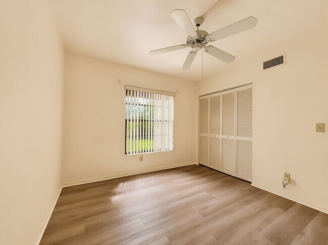 Building Photo - 2 bed 2 bath annual rental *** First floor condo *** Kings Lake Community