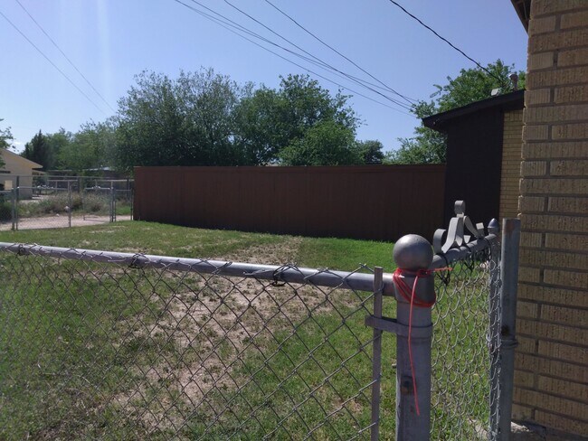 Building Photo - 1104 N Bedell Ave