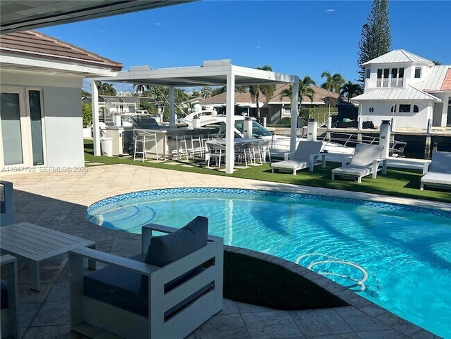 Building Photo - 5510 Bayview Dr