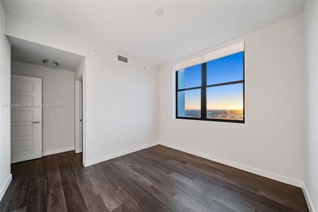 Building Photo - 555 NE 8th St