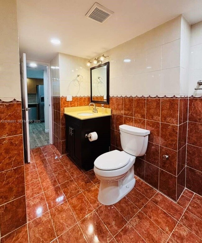 Building Photo - 3625 N Country Club Dr