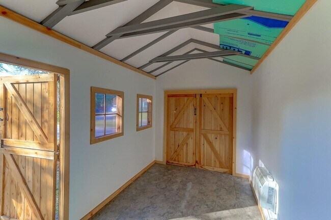 Building Photo - Beautiful 3 BR/2 BA home available in the ...