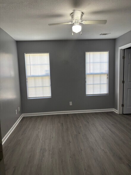 Building Photo - 2304 N Barton Dr