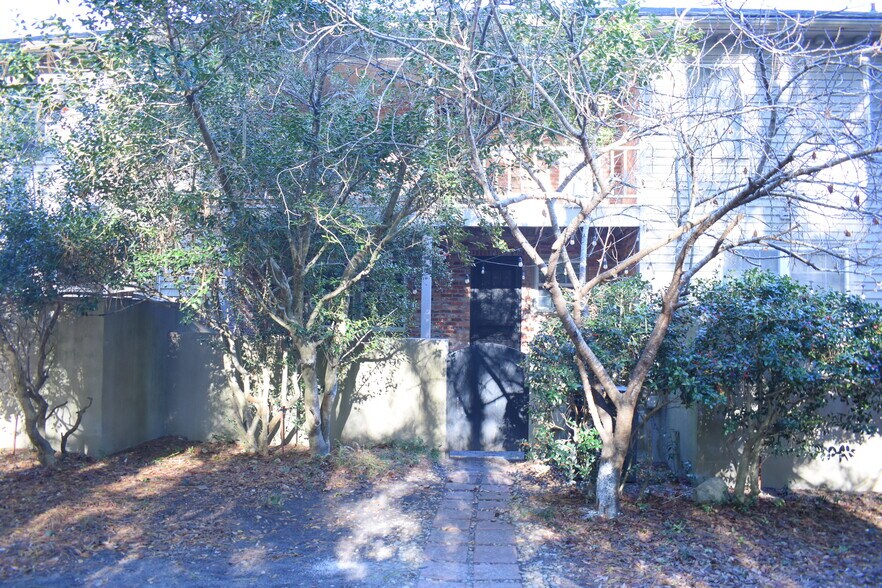 Building Photo - 2720 Oleander Dr