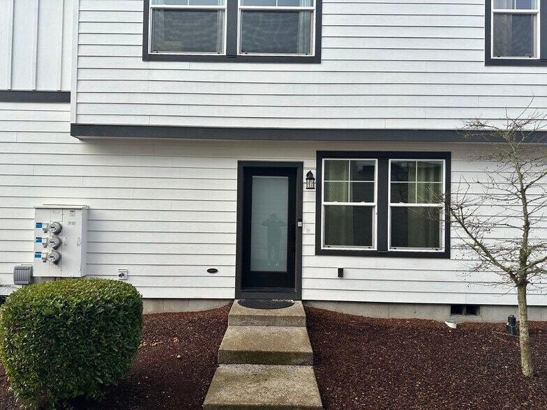 Front entrance - 6992 SE Frasier Ln