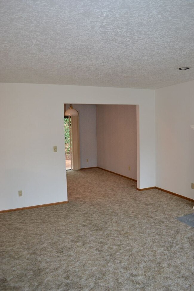 Building Photo - BEAUTIFUL 3 BEDROOM 3 BATH HOUSE LOCATED IN SOUTH SALEM